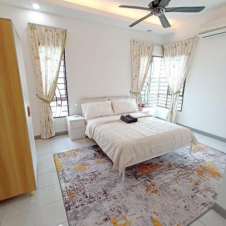Tropika Homestay Bangi With 3 Bedrooms Kajang Exterior foto