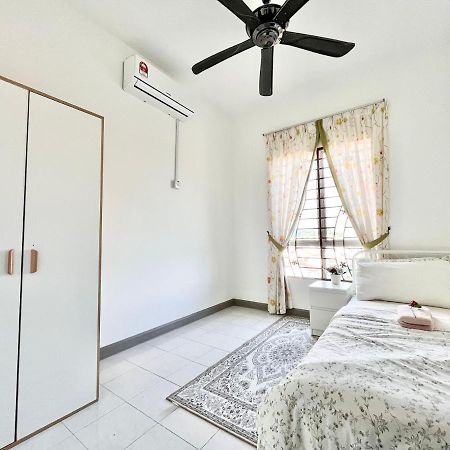Tropika Homestay Bangi With 3 Bedrooms Kajang Exterior foto