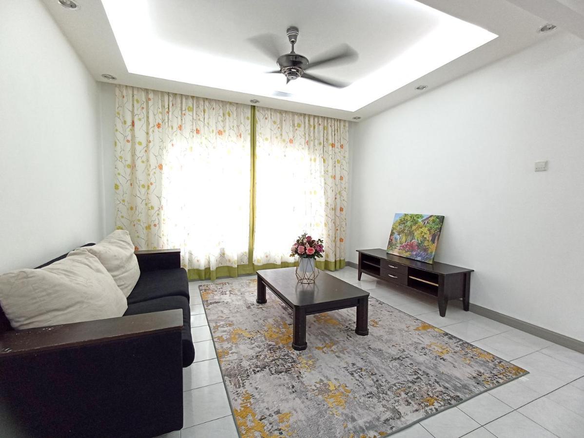 Tropika Homestay Bangi With 3 Bedrooms Kajang Exterior foto