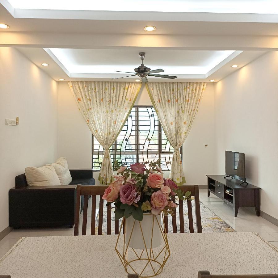 Tropika Homestay Bangi With 3 Bedrooms Kajang Exterior foto