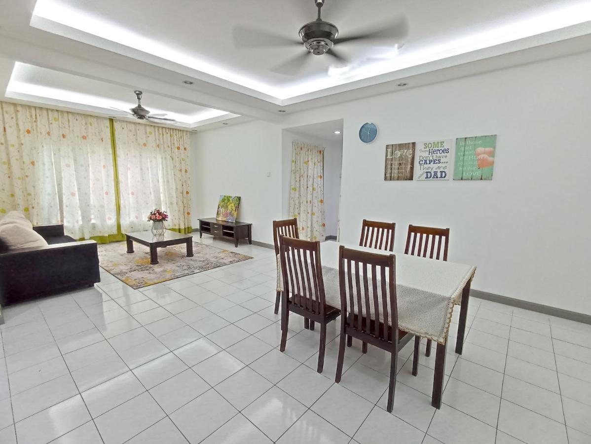 Tropika Homestay Bangi With 3 Bedrooms Kajang Exterior foto