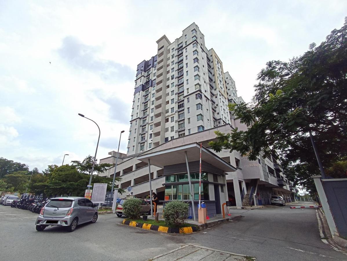 Tropika Homestay Bangi With 3 Bedrooms Kajang Exterior foto